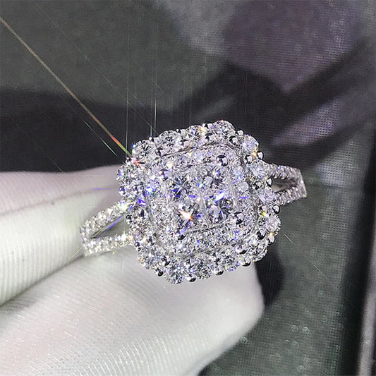 Huitan Cantik Bentuk Persegi Cincin Wanita Bling Penuh Ais Keluar Micro Pave Kristal Zirkon Cincin Pengantin Mempesonakan Cincin Perkahwinan