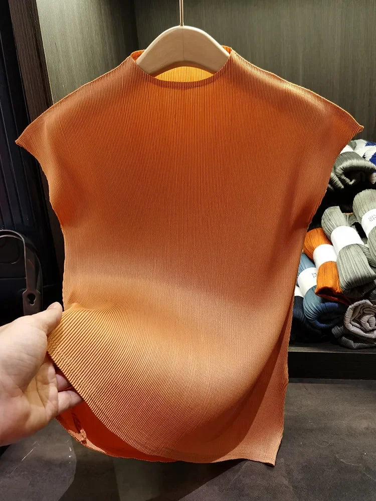 Miyake Serbaguna Klasik Warna Pepejal Ringkas Kolar Berdiri Atasan Berlipat Wanita Slim Slim Lengan Pendek T-shirt Miyake Musim Panas 2024