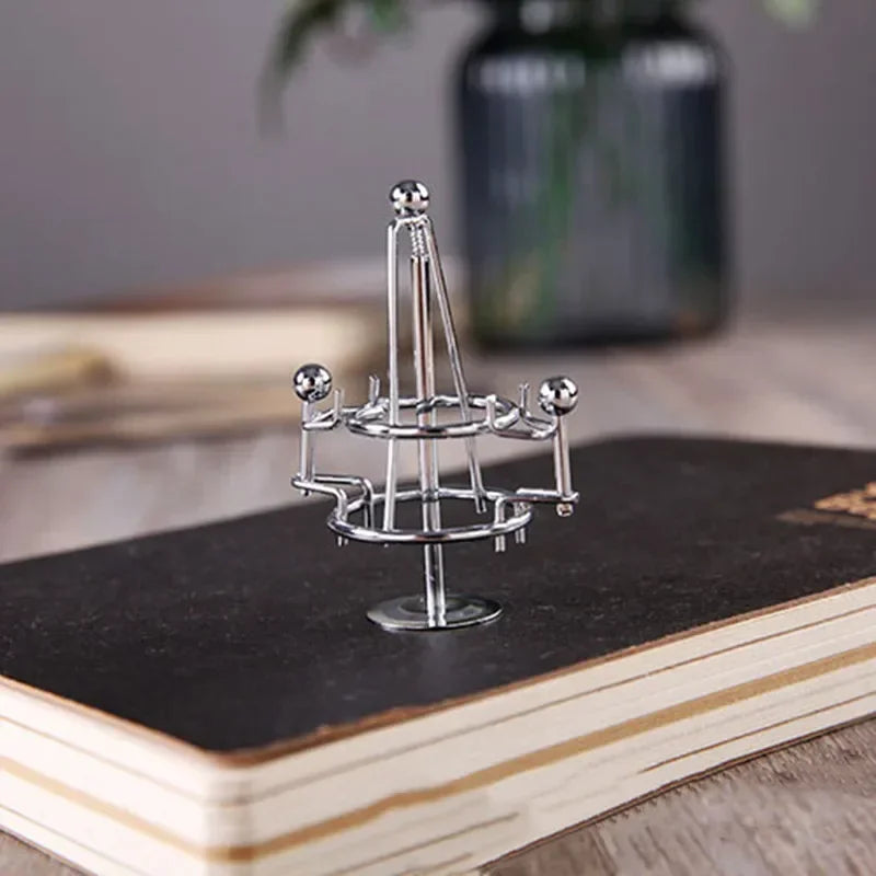 Balance Ball Newton Pendulum Ball Lelaki Iron Man Cradle Kreatif Imbangan Kraf Tumbler Mainan Meja Kanak-kanak Logam Dekorasi Rumah Accessorie