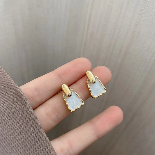 Anting-anting Kecil Trapezoid Enamel Putih Wanita Penyata Geometri Anting-anting Stud Warna Emas Atas Bujur Anting-anting Luar Biasa brincos