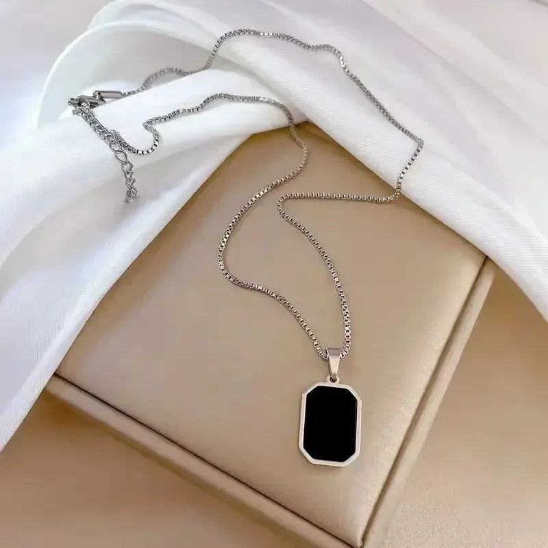 Rantai Leher Wanita Hitam Indah Minimalis Loket Persegi Choker Kalung Geometrik Rantai Kolar Barang Kemas Wanita Hadiah Pesta