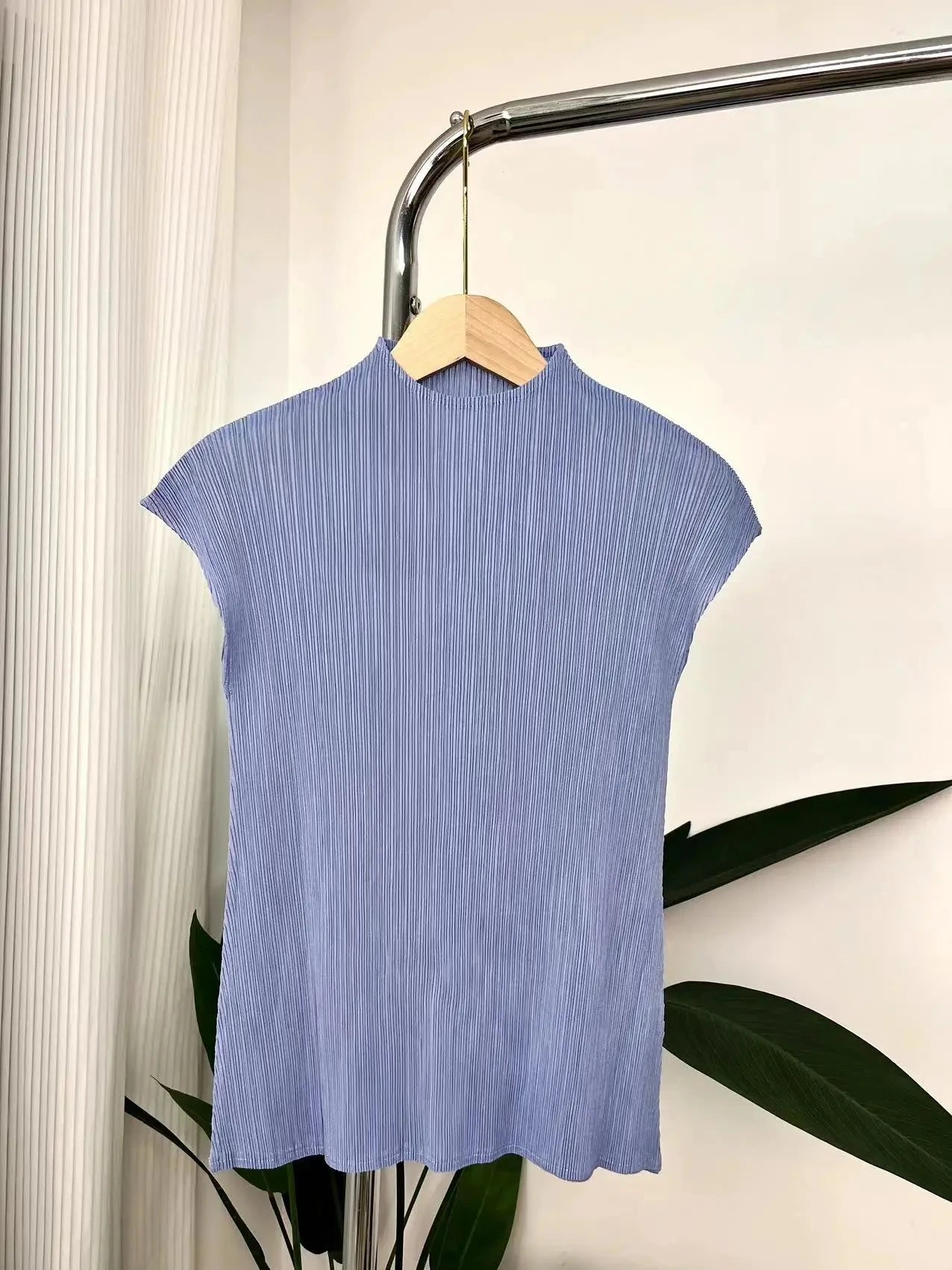 Miyake Serbaguna Klasik Warna Pepejal Ringkas Kolar Berdiri Atasan Berlipat Wanita Slim Slim Lengan Pendek T-shirt Miyake Musim Panas 2024