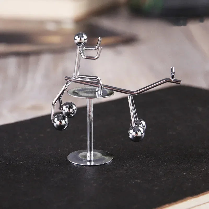 Balance Ball Newton Pendulum Ball Lelaki Iron Man Cradle Kreatif Imbangan Kraf Tumbler Mainan Meja Kanak-kanak Logam Dekorasi Rumah Accessorie