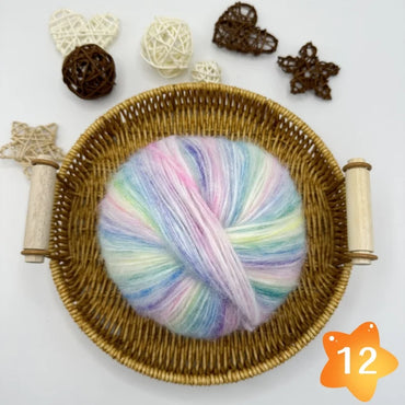 Benang adalah campuran bulu-mohair kecerunan dengan berat sederhana yang dicelup segmen pelangi. Setiap bola mempunyai berat 100 gram dan 350 meter