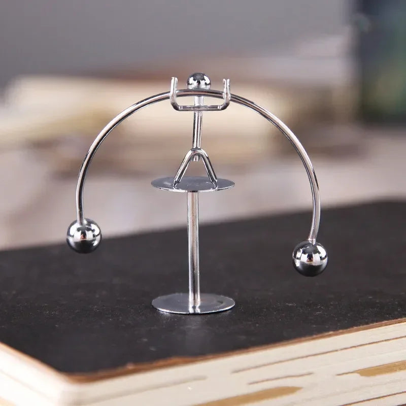 Balance Ball Newton Pendulum Ball Lelaki Iron Man Cradle Kreatif Imbangan Kraf Tumbler Mainan Meja Kanak-kanak Logam Dekorasi Rumah Accessorie
