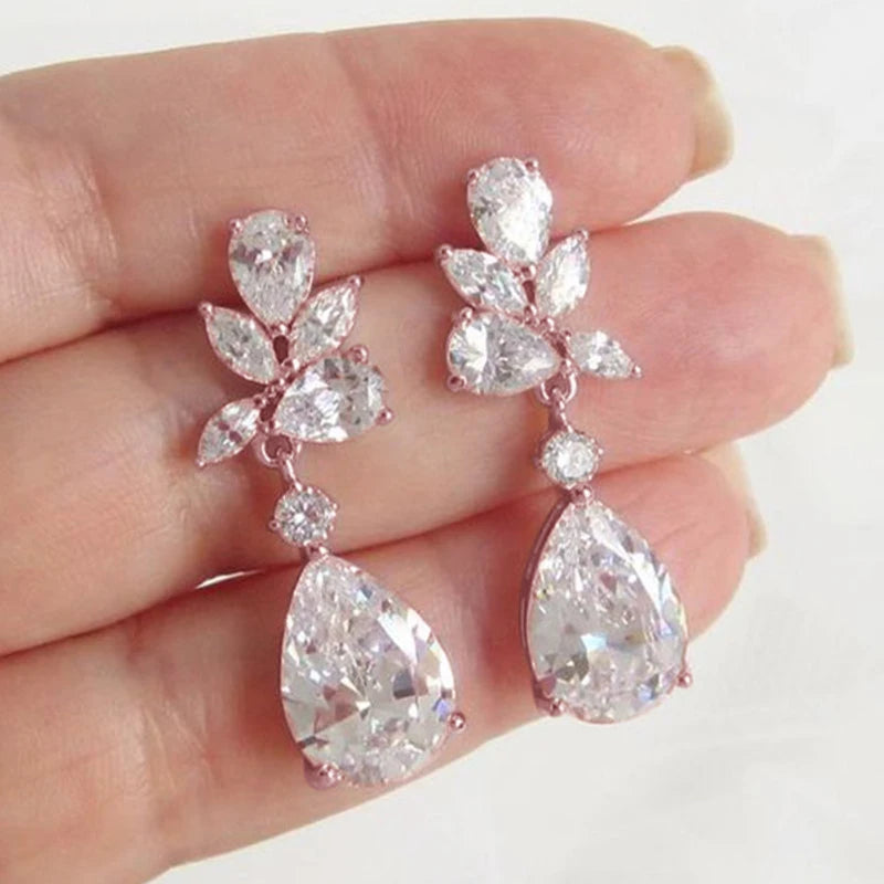 Anting-anting Jatuh Kristal Huitan dengan Bling Bling Cubic Zirconia Temperamen Anting-anting Wanita Berkualiti Tinggi Warna Perak Barang Kemas Trend