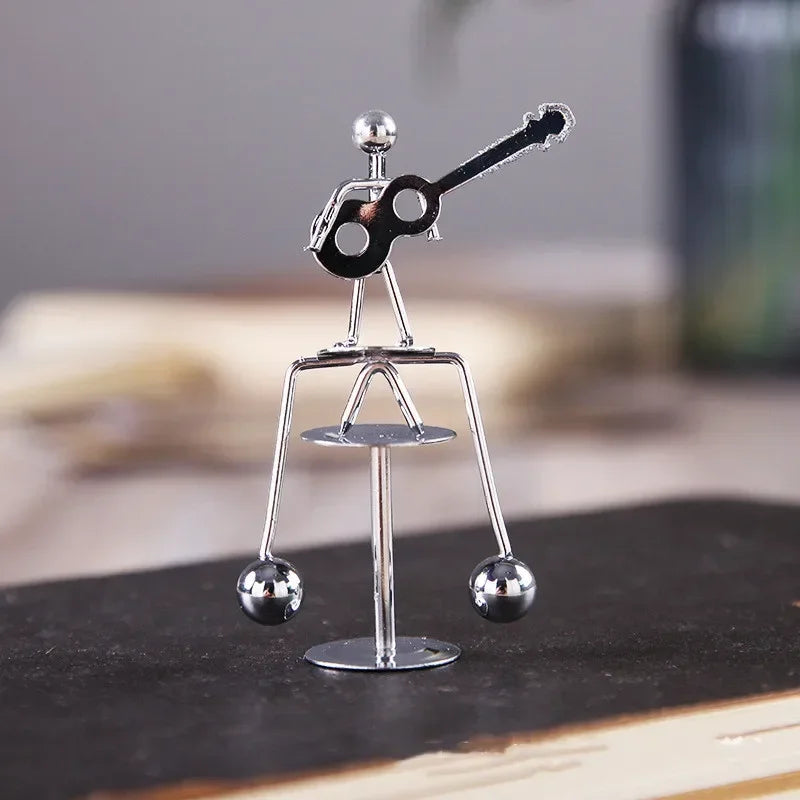 Balance Ball Newton Pendulum Ball Lelaki Iron Man Cradle Kreatif Imbangan Kraf Tumbler Mainan Meja Kanak-kanak Logam Dekorasi Rumah Accessorie
