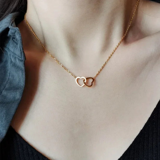 Kalung Loket Jantung Dua Sederhana untuk Wanita Pasangan Zink Aloi Choker Rantaian Warna Emas Hadiah Barang Kemas Teman Pesta Perkahwinan
