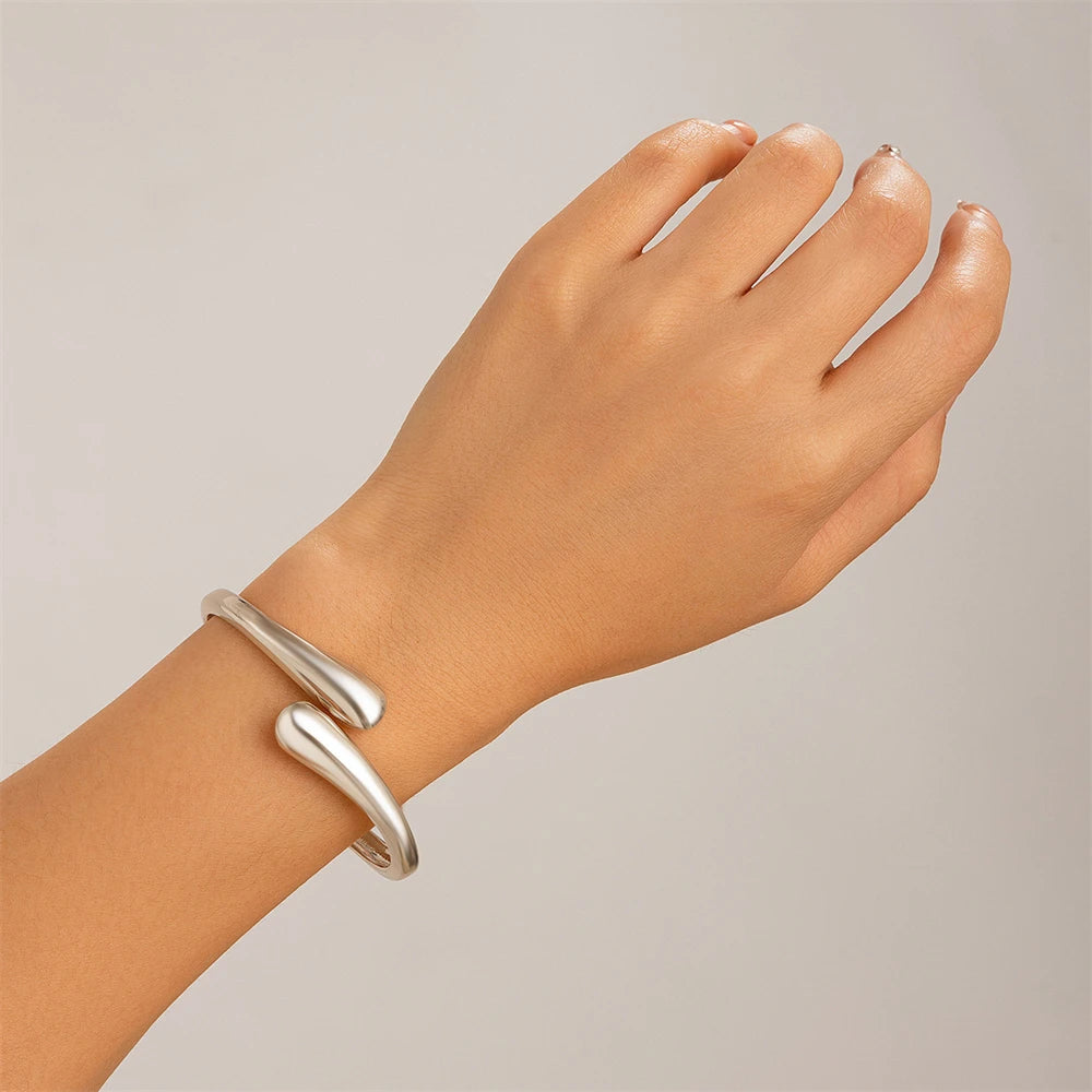 Cincin Gelang Logam Lebar untuk Wanita Warna Emas dan Perak Titisan Air Chunky Terbuka Cuff Pergelangan Tangan Tebal Perhiasan Gelang Berpintal Tidak Teratur
