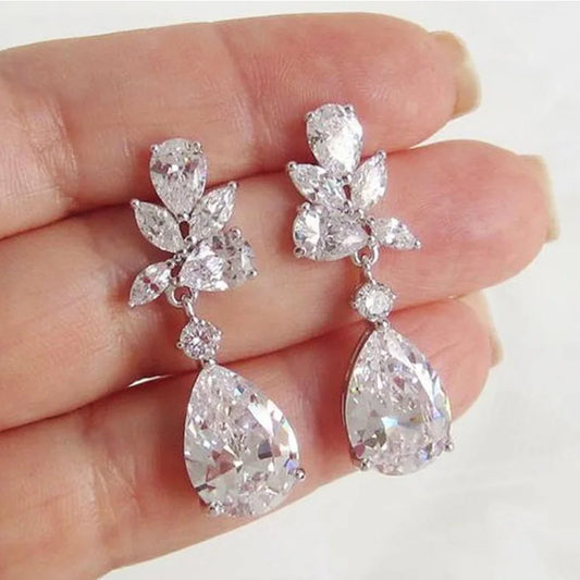Anting-anting Jatuh Kristal Huitan dengan Bling Bling Cubic Zirconia Temperamen Anting-anting Wanita Berkualiti Tinggi Warna Perak Barang Kemas Trend 