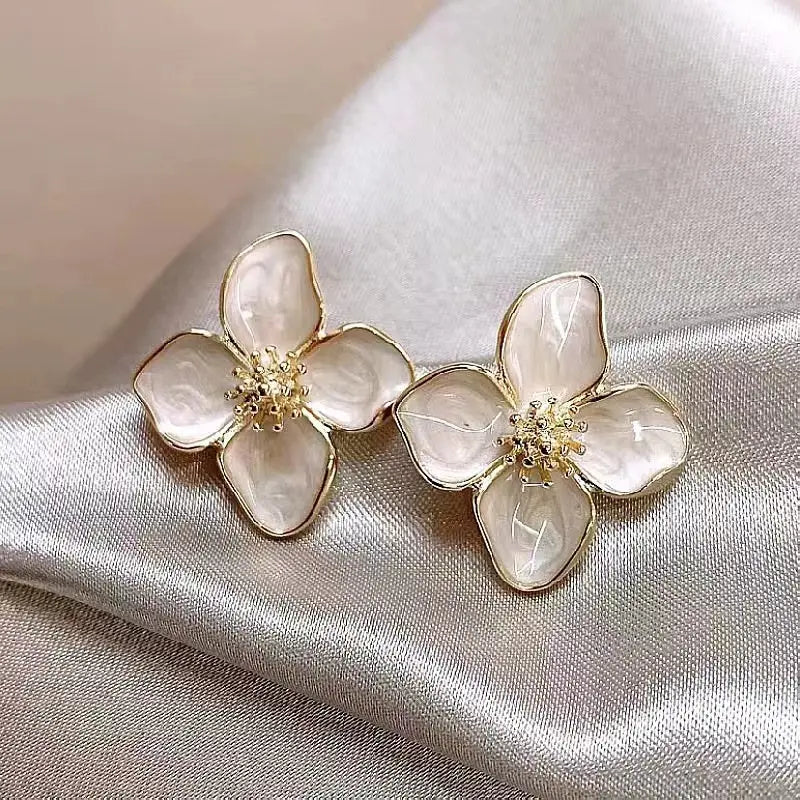 Hypoallergenic Stylish Vintage Flower Stud Earrings Premium Vintage Gold Plated Stainless Steel for Women Wedding Party Gifts